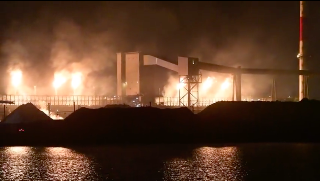 Photo de nuit de l'usine d'ArcelorMittal le 20 novembre 2020. De nombreux feux s'échappent des cheminées de secours, l'air est empli de panaches de fumées.