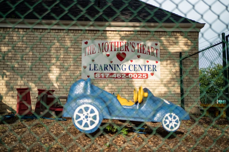 Une mini-voiture pour enfants est installée derrière un grillage, dans l'enceinte de la garderie Mother's Heart, à Arlington (Texas)