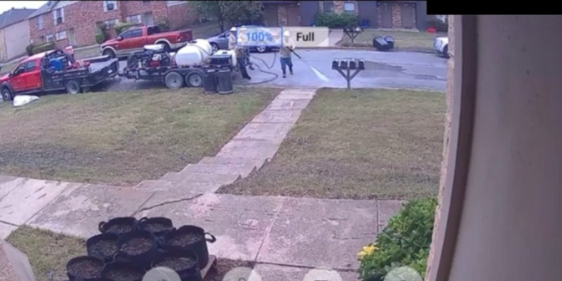 Capture d'une caméra de vidéosurveillance où des ouvriers nettoient la chaussée au moyen d'un Karcher, à Arlington (Texas)