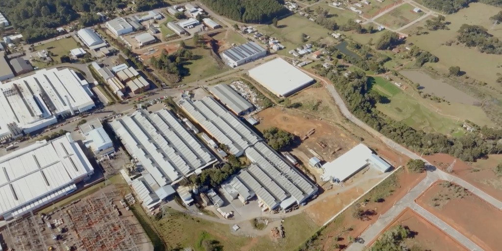 Vue par drone de l'usine Artemobili, au Brésil