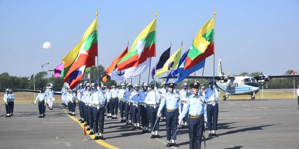 Une parade de l'armée de l'air du Myanmar, en décembre 2020. En arrière-plan, un avion de transport Y-12 produit par Jiangxi Hongdu Aviation Industry Group, une filiale d'AviChina, groupe chinois dont Airbus est un actionnaire et partenaire stratégique.