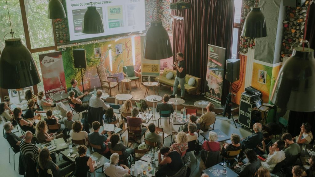 Photo du festival du journalisme d'impact, avec Timothée Vinchon, cofondateur du média Rembobine, au TLM, à Paris